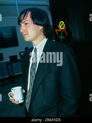 Steve Jobs (1955-2011) seul pendant un moment calme avant le prochain événement de lancement de poste de travail au Davies Symphony Hall, San Francisco, Californie, 1988. Banque D'Images