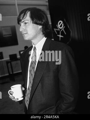 Steve Jobs (1955-2011) seul pendant un moment calme avant le prochain événement de lancement de poste de travail au Davies Symphony Hall, San Francisco, Californie, 1988. Banque D'Images