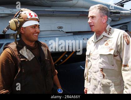 US Navy Un membre de l'équipage de pont de vol parle avec le général John Abizaid, commandant aux États-Unis Central Command, sur le pont de vol de l'USS John F. Kennedy (CV 67) Banque D'Images