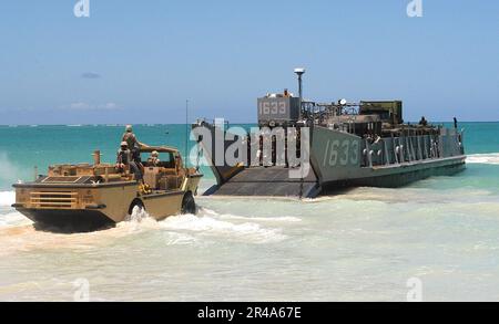 US Navy Landing Craft Utilities (LCU) affecté à la Surf Riders of Assault Craft Unit One (ACU-1) pour décharger l'équipement sur la plage pendant la formation d'assaut amphibie à l'appui de l'exercice Rim of the Pacific Banque D'Images