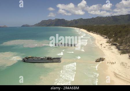 LA MARINE AMÉRICAINE Landing Craft Utilities (LCU) affectée à la Surf Riders of Assault Craft Unit One (ACU-1) déleste les Marines à bord du 3rd Marine Regiment sur la plage pendant l'entraînement à l'appui de l'exercice Rim of Banque D'Images