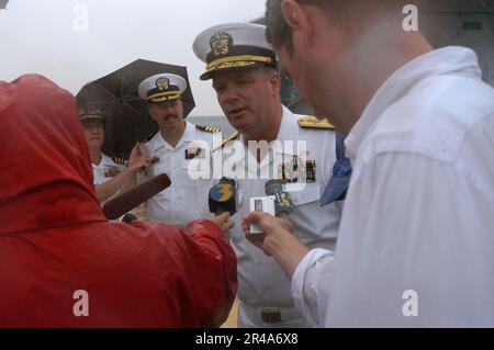 Barry McCullough, commandant DE la Marine AMÉRICAINE, Cruiser Destroyer Group Three, sous-ministre adjoint, parle avec les médias après le retour de l'USS Enterprise (CVN 65) à la Station navale de Norfolk, après avoir participé à S. Banque D'Images