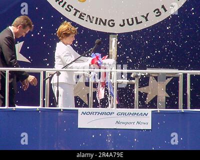 LA PREMIÈRE dame DE LA Marine AMÉRICAINE Laura Bush baptise PCU Texas (SSN 775) avec une bouteille de champagne comme le président du chantier naval de Northrop Grumman Newport News Tom Shievelbein se tient près de Banque D'Images