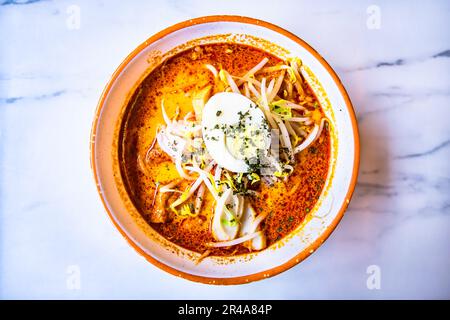 Le Mee siam est un plat de vermicelles de riz fin aux saveurs chaudes, douces et aigres, originaire de Penang, mais populaire parmi les communautés malaises et peranakes Banque D'Images