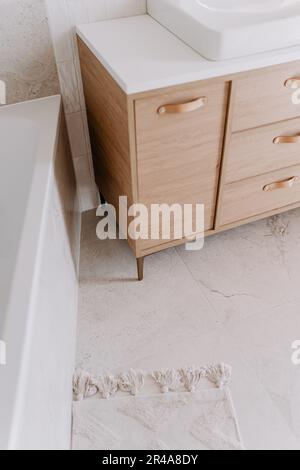 Une image intérieure d'une salle de bains moderne et minimaliste, dotée d'un lavabo blanc et d'un comptoir Banque D'Images