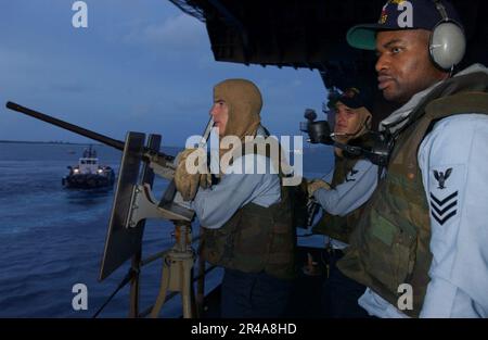 LES membres de l'équipage DE la Marine AMÉRICAINE à bord du porte-avions USS Kitty Hawk (CV 63) quittent le port d'Apra, à Guam, pour échapper au typhon Chaba Banque D'Images