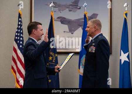 ÉTATS-UNIS Force aérienne Brig. Le général Michael Stohler, à gauche, adjoint général - Air, Garde nationale de l'air de l'Indiana, délivre le serment d'office à Brig. Le général Mark Miller lors d'une cérémonie de promotion à fort Wayne, Indiana 5 mars 2023. M. Miller se joint au bureau de Stohler pour servir comme chef d'état-major de la Garde nationale aérienne de l'Indiana, à Stout Field, à Indianapolis, dans l'Indiana. Banque D'Images