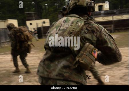 Les cameramen de combat réagissent aux tirs tirés par des forces opposées simulées dans un scénario pour l'exercice Scorpion Lens 23, 23 mars 2023. L'exercice Scorpion Lens est un événement annuel d'entraînement qui a lieu au centre d'entraînement McCrady, à Eastover, en Caroline du Sud, organisé par le 1st combat Camera Squadron (1CTCS). L'exercice offre des compétences et une formation expéditionnaires aux professionnels de la caméra de combat de l'Armée de terre des États-Unis, de l'Armée de l'Air et des Marines dans le monde entier. Banque D'Images