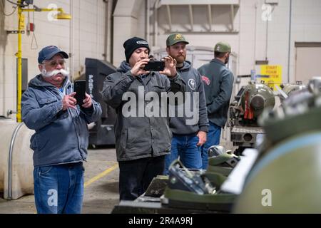 Northwest Machining and Manufacturing Tour le support d’entretien de l’escadre de 124th, Gowen Field, ID, 6 avril 2023. Cette société d'usinage basée à Meridian, dans l'Idaho, fabrique depuis des décennies un composant de train d'atterrissage essentiel pour la Thunderbolt II A-10 de Gowen Field. Banque D'Images