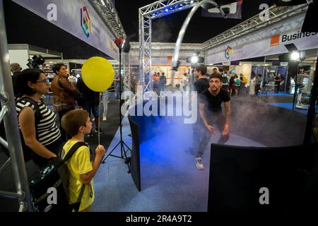 Bucarest, Roumanie. 26th mai, 2023: Les gens regardent un curseur de caméra tournant à 360 degrés lors de TechExpo 2023 au Centre d'exposition ROMEXPO à Bucarest. TechExpo est le plus grand festival de technologie en Roumanie qui rassemble les nouvelles technologies dans les transports hybrides et électriques, la robotique, la e-santé, la technologie sportive, les systèmes intelligents, jeux, gadgets innovants et communications. Credit: Lucien Alecu/Alamy Live News Banque D'Images