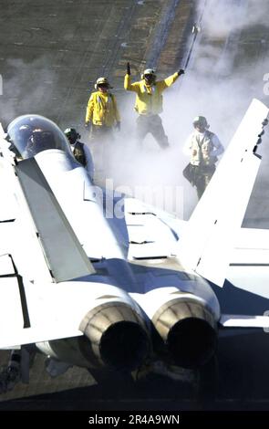 MARINE AMÉRICAINE un F-A-18C Hornet affecté au grené Riders of Strike Fighter Attack Squadron un deux cinq (VFA-125) taxis au catapulte numéro un Banque D'Images