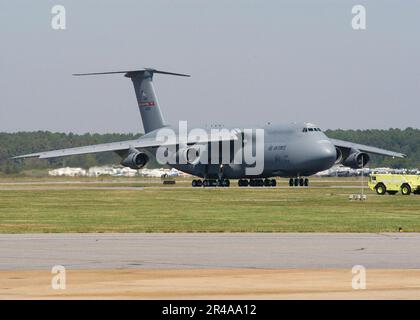 US Navy une Galaxie C-5B de la Force aérienne arrive à la Naval Air Station (NAS) Oceana, avant le spectacle aérien de la NAS 2004 Banque D'Images