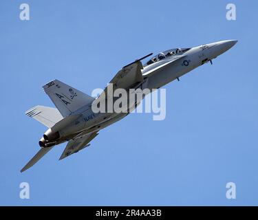 US Navy un F-A-18F Super Hornet vole une démonstration aérienne Banque D'Images