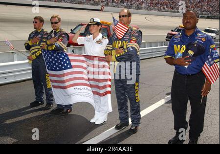 US Navy Lt. Centre, Navy Career Counsellor 1st Class Far Right, et des membres de l'équipage de la Navy NASCAR stand en formation Banque D'Images