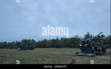 Des soldats français affectés au Régiment d'artillerie de montagne 93rd, Brigade multinationale d'artillerie de campagne, conduisent UN obusier AUTOPROPULSÉ CÉSAR au cours de l'exercice Front dynamique 23 à Oksbol, Danemark, 28 mars 2023. L'exercice Dynamic Front 23 est un Dirigée par l'armée européenne et l'Afrique, 56th dirigée par le Commandement de l'Artillerie, exercice multinational visant à améliorer la capacité de la nation alliée et partenaire d'exécuter des feux multi-échelon, et de tester l'interopérabilité des systèmes de feux tactiques et de théâtre dans un environnement vivant. Banque D'Images