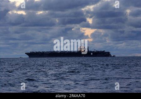 US Navy HE le porte-avions de classe Nimitz USS John C. Stennis (CVN 74) est ancré au large de Fremantle, en Australie Banque D'Images