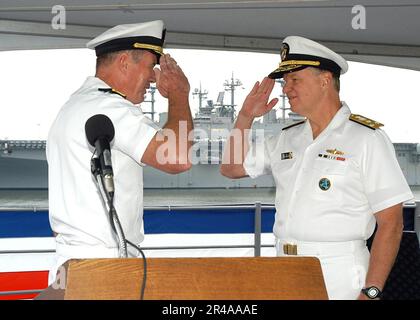 MARK P. Fitzgerald, sous-ministre de la Marine AMÉRICAINE, soulage Gary Roughead, vice-ministre de la Marine, à titre de commandant de la deuxième flotte-OTAN en grève de la flotte de l'Atlantique lors d'une cérémonie de passation de commandement Banque D'Images