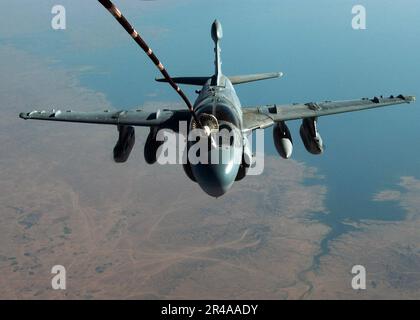 US NAVY A U.S. Marine corps EA-6B Prowler reçoit du carburant d'un américain lors d'une mission au-dessus de l'Irak Prolongateur de force aérienne KC-10