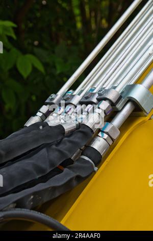 Un gros plan des conduites et connexions hydrauliques sur une pelle hydraulique Banque D'Images