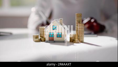 Payer la maison maison location de propriété. Comptable avec calculatrice Banque D'Images
