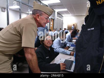 LE chef des opérations navales de LA MARINE AMÉRICAINE (CNO), le SMA Vern Clark, regarde l'épaule du technicien en électronique de l'aviation 1st classe de Strawberry, en Arizona, dans une salle de classe temporaire à Naval Aviat Banque D'Images