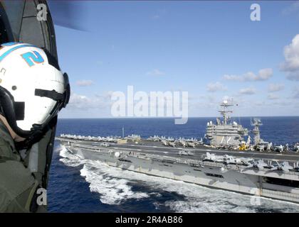 MARINE DES ÉTATS-UNIS Un membre de l'équipage affecté à l'unité mobile d'élimination d'explosifs Ordnance One (EODMU-11), détachement 1, de la base navale de Whidbey Island, Washington, regarde sur le pont de vol du porte-avions USS Banque D'Images