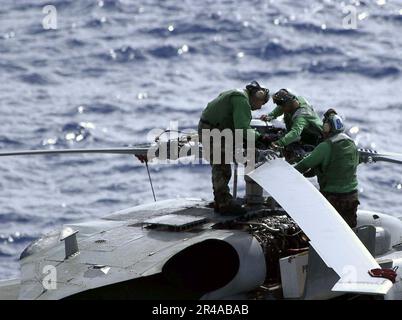 LES mates machinistes de l'aviation DE LA MARINE AMÉRICAINE assignées aux faucons d'or de l'escadron anti-sous-marin de l'hélicoptère deux (HS-2) vérifient les pales de rotor d'un SH-60F Seahawk Banque D'Images