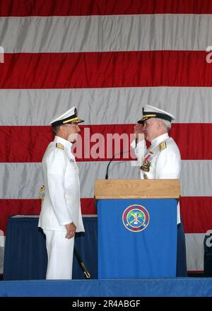 MICHAEL A. LeFever, sous-ministre DE la Marine AMÉRICAINE, à gauche, soulage le commandant, Expeditionary Strike Group One (ESG-1), sous-ministre Robert T. Conway, Jr Banque D'Images