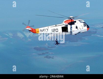 US Navy à une altitude de 10 000 pieds, un membre de l'équipe de parachutistes du United States Special Operations Command (USSOCOM) saute d'un HÉLICOPTÈRE UH-3H Sea King Banque D'Images