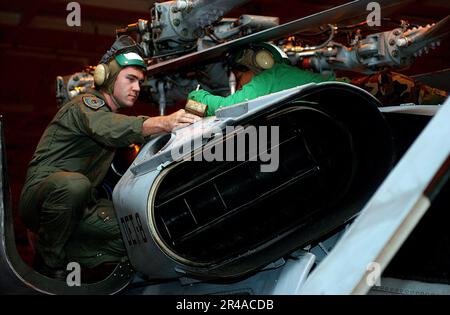 Contraintes machinistes DE la MARINE AMÉRICAINE pour l'aviation installation d'une bride de conduit Deswirl sur un hélicoptère MH-60s Knighthawk Banque D'Images