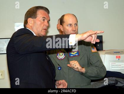 TOM Ridge, Secrétaire de la sécurité intérieure DE LA Marine AMÉRICAINE, à gauche, et Navy Banque D'Images