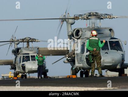 US Navy deux hélicoptères HH-60H Seahawk se préparent à décoller du pont de vol de l'USS Harry S. Truman (CVN 75) Banque D'Images