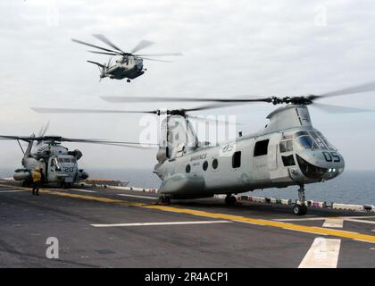 US Navy U.S. Marine CH-53E Super étalons et un CH-46 Sea Knight se préparent à décoller du pont de vol du navire d'assaut amphibie USS Kearsarge (LHD 3) transportant des Marines affecté à l'Exp marine 26th Banque D'Images