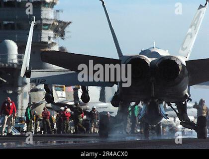 US Navy un F-A-18C Hornet affecté aux titreurs du Strike Fighter Squadron One Zero Five (VFA-105), taxis traversant le pont de vol Banque D'Images
