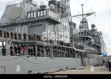 LES membres de l'équipage DE la Marine AMÉRICAINE affectés au croiseur de missiles guidé USS Yorktown (CG 48) prennent les rails pour la dernière fois en préparation de l'ordre de démettre le navire lorsqu'il est mis hors service à bord de la Station navale Banque D'Images