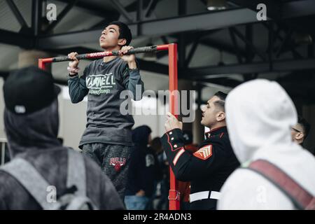 Un étudiant de Rancho San Juan High School tente des pull-ups lors d'un défi de pull-up organisé par le poste de recrutement secondaire Salinas, poste de recrutement San Francisco à Salinas, Californie, 22 mars 2023. Les Marines de RSS Salinas ont organisé un défi de pull-up et ont parlé aux étudiants de Rancho San Juan High School intéressés à en apprendre plus sur les possibilités disponibles au sein du corps des Marines. Banque D'Images