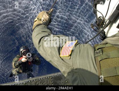 LA classe 1st DU Quartermaster DE LA MARINE AMÉRICAINE est hissé à bord d'un hélicoptère SH-60F Seahawk affecté au 2e Escadron anti-sous-marin des Golden Falcons of Helicopter (HS-2) Banque D'Images