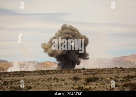 De la fumée s'élève après l'explosion d'une charge de ligne de défrichement de la mine alors que la « Brigade partan », 2nd Armored Brigade combat Team, 3rd Infantry Division, effectue un exercice d'incendie en direct au National Training Center, fort Irwin, Californie, 8 mars 2023. La Brigade Spartan, la brigade la plus moderne de l’Armée de terre, a achevé sa rotation NTC 23-05, ce qui en fait non seulement l’unité la plus équipée mais la plus mortelle de l’arsenal américain alors que l’Armée de terre se dirige vers la construction de l’Armée de terre de 2030. Banque D'Images