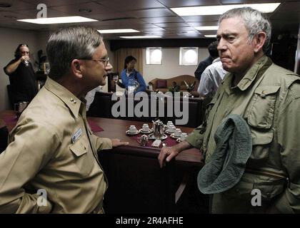 Le commandant DE la Marine AMÉRICAINE Carrier Strike Group Nine (CSG-9), sous-ministre adjoint Doug Crowder, salue CBS News Anchorman Dan Rest à bord de l'USS Abraham Lincoln (CVN-72) Banque D'Images