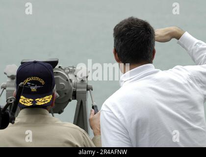 WILLIAM D. Crowder, sous-amiral DE LA Marine AMÉRICAINE, surveille les dégâts le long de la côte d'Aceh, à Sumatra, en Indonésie, depuis le niveau O-10 à bord de l'USS Abraham Lincoln (CVN 72) Banque D'Images