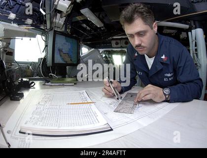 US Navy Quartermaster 1st classe préparer des cartes pour un transit dans le détroit de Malacca sur le pont à bord du destroyer de missile guidé USS Benfold (DDG 65) Banque D'Images