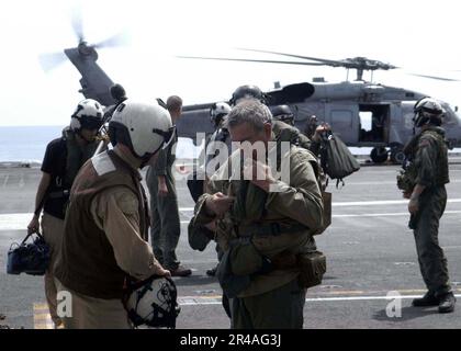 LE CBS Anchorman Dan Rest et son équipe de presse retournent à l'USS Abraham Lincoln (CVN 72) après avoir visité l'île de Sumatra, en Indonésie Banque D'Images