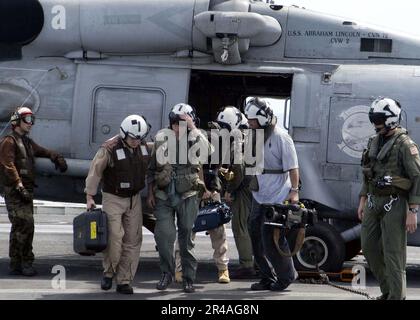 LE CBS Anchorman Dan Rest et son équipe de presse retournent à l'USS Abraham Lincoln (CVN 72) après avoir visité l'île de Sumatra, en Indonésie Banque D'Images