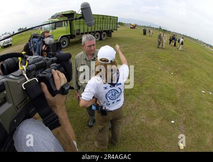 LE CBS ANCHORMAN Dan Rest de la Marine AMÉRICAINE interroge l'un des nombreux travailleurs de l'Organisation internationale pour les migrations (OIM) à la base aérienne du Sultan Iskandar Muda à Banda Aceh, Sumatra, Indonésie Banque D'Images