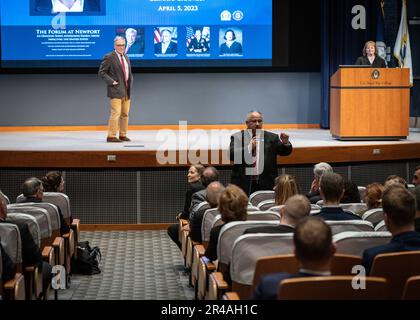 NEWPORT, RI – le Naval War College et l’Université Salve Regina mènent une discussion savante sur les implications du changement climatique sur la sécurité nationale 5 avril 2023, dans le cadre d’une nouvelle initiative intitulée « le Forum de Newport ». Il s'agit du premier 'Forum' d'une nouvelle série conçue pour accroître la coopération et les bourses entre les deux établissements d'enseignement supérieur situés sur l'île Aquidneck. Parmi les participants distingués, on compte le sénateur Sheldon Whitehouse, secrétaire de la Marine, l'honorable Carlos Del Toro, et le lieutenant général de l'Armée britannique à la retraite, Richard Nugee. Banque D'Images