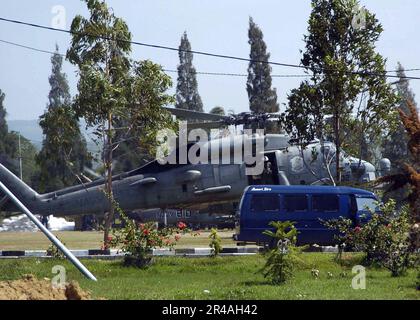 US Navy un hélicoptère SH-60B Seahawk atterrit dans un aérodrome près d'Aceh, Sumatra, en Indonésie, pour prendre de l'eau purifiée et des réserves de secours à distribuer aux villages voisins Banque D'Images