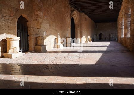 L'intérieur du musée archéologique sur l'île de Rhodes. Cour avec voûtes en pierre . Vieille ville de Rhodes, Grèce Banque D'Images