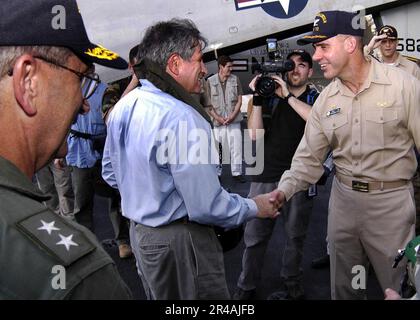 LE sous-secrétaire à la Défense DE la Marine AMÉRICAINE, Paul Wolfowitz, visite l'USS Abraham Lincoln Banque D'Images