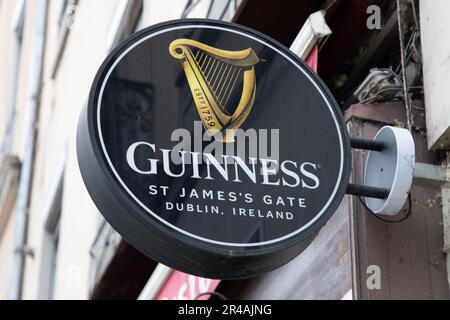 lyon , aura France - 04 20 2023 : symbole de bière guinness texte et logo marque sur façade mur façade pub bar Banque D'Images