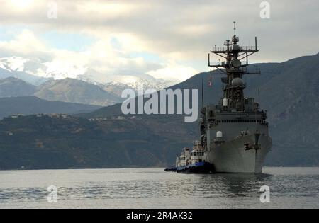 US Navy le destroyer de la classe Spruance USS O'Bannon (DD 987) est assisté par des remorqueurs à l'approche de l'installation de la jetée de Marathi à Souda Bay pour une brève visite du port Banque D'Images